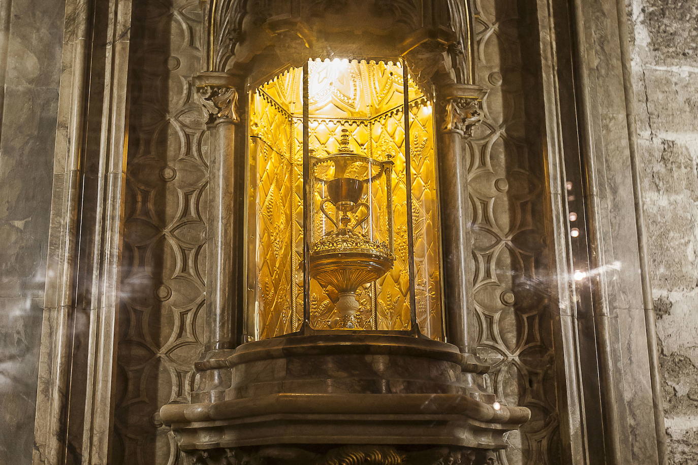 Las fiestas navideñas son una buena ocasión para visitar la Catedral de Valencia, una verdadera joya de arquitectura religiosa. Aquí le mostramos una pequeña parte (las fotografías corresponden a los últimos años). Más conocida como la 'Seu', está dedicada por deseo de Jaime I a la Asunción de María. Es uno de los reclamos turísticos por excelencia de la ciudad, muestra distintiva del gótico valenciano. En su interior se venera el 'Santo Cáliz', que data del siglo I y fue otorgado a la catedral por Alfonso el Magnánimo en 1436. Se empezó a construir en 1262 y no fue hasta 1356 cuando se terminó esta imponente construcción de tres naves, que fue pasando por distintos estilos con el transcurso de los siglos.