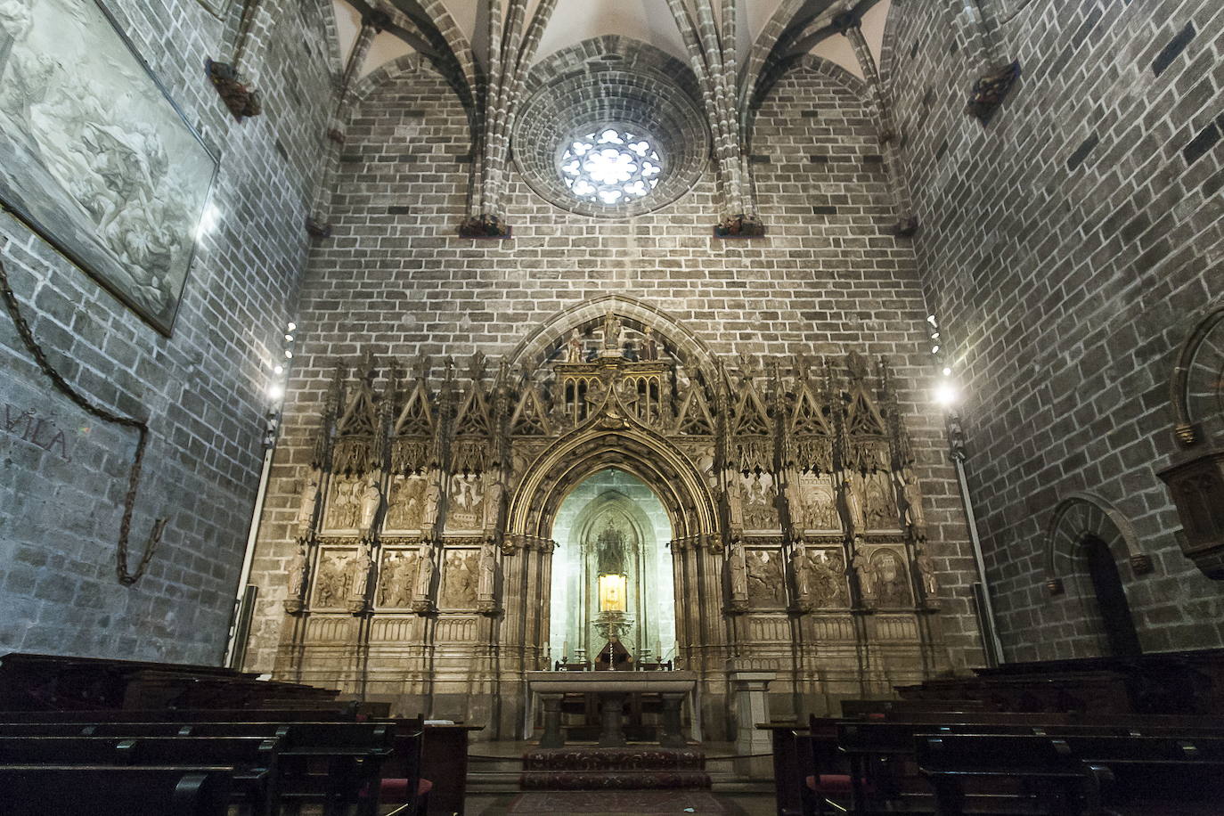 Las fiestas navideñas son una buena ocasión para visitar la Catedral de Valencia, una verdadera joya de arquitectura religiosa. Aquí le mostramos una pequeña parte (las fotografías corresponden a los últimos años). Más conocida como la 'Seu', está dedicada por deseo de Jaime I a la Asunción de María. Es uno de los reclamos turísticos por excelencia de la ciudad, muestra distintiva del gótico valenciano. En su interior se venera el 'Santo Cáliz', que data del siglo I y fue otorgado a la catedral por Alfonso el Magnánimo en 1436. Se empezó a construir en 1262 y no fue hasta 1356 cuando se terminó esta imponente construcción de tres naves, que fue pasando por distintos estilos con el transcurso de los siglos.