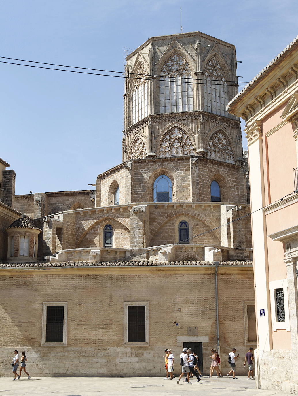 Las fiestas navideñas son una buena ocasión para visitar la Catedral de Valencia, una verdadera joya de arquitectura religiosa. Aquí le mostramos una pequeña parte (las fotografías corresponden a los últimos años). Más conocida como la 'Seu', está dedicada por deseo de Jaime I a la Asunción de María. Es uno de los reclamos turísticos por excelencia de la ciudad, muestra distintiva del gótico valenciano. En su interior se venera el 'Santo Cáliz', que data del siglo I y fue otorgado a la catedral por Alfonso el Magnánimo en 1436. Se empezó a construir en 1262 y no fue hasta 1356 cuando se terminó esta imponente construcción de tres naves, que fue pasando por distintos estilos con el transcurso de los siglos.