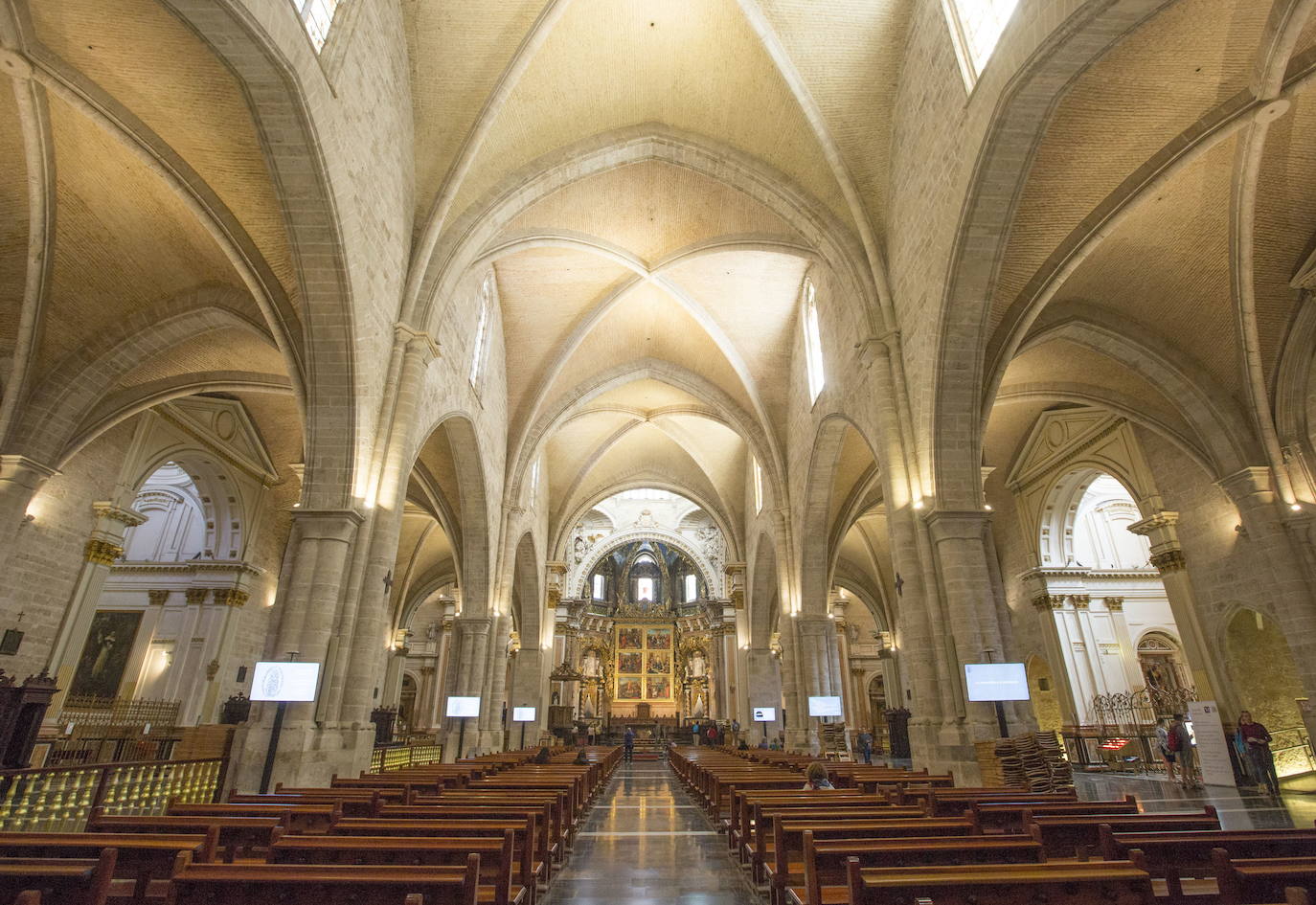 Las fiestas navideñas son una buena ocasión para visitar la Catedral de Valencia, una verdadera joya de arquitectura religiosa. Aquí le mostramos una pequeña parte (las fotografías corresponden a los últimos años). Más conocida como la 'Seu', está dedicada por deseo de Jaime I a la Asunción de María. Es uno de los reclamos turísticos por excelencia de la ciudad, muestra distintiva del gótico valenciano. En su interior se venera el 'Santo Cáliz', que data del siglo I y fue otorgado a la catedral por Alfonso el Magnánimo en 1436. Se empezó a construir en 1262 y no fue hasta 1356 cuando se terminó esta imponente construcción de tres naves, que fue pasando por distintos estilos con el transcurso de los siglos.