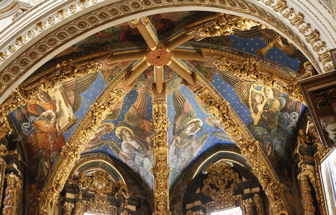 Las fiestas navideñas son una buena ocasión para visitar la Catedral de Valencia, una verdadera joya de arquitectura religiosa. Aquí le mostramos una pequeña parte (las fotografías corresponden a los últimos años). Más conocida como la 'Seu', está dedicada por deseo de Jaime I a la Asunción de María. Es uno de los reclamos turísticos por excelencia de la ciudad, muestra distintiva del gótico valenciano. En su interior se venera el 'Santo Cáliz', que data del siglo I y fue otorgado a la catedral por Alfonso el Magnánimo en 1436. Se empezó a construir en 1262 y no fue hasta 1356 cuando se terminó esta imponente construcción de tres naves, que fue pasando por distintos estilos con el transcurso de los siglos.