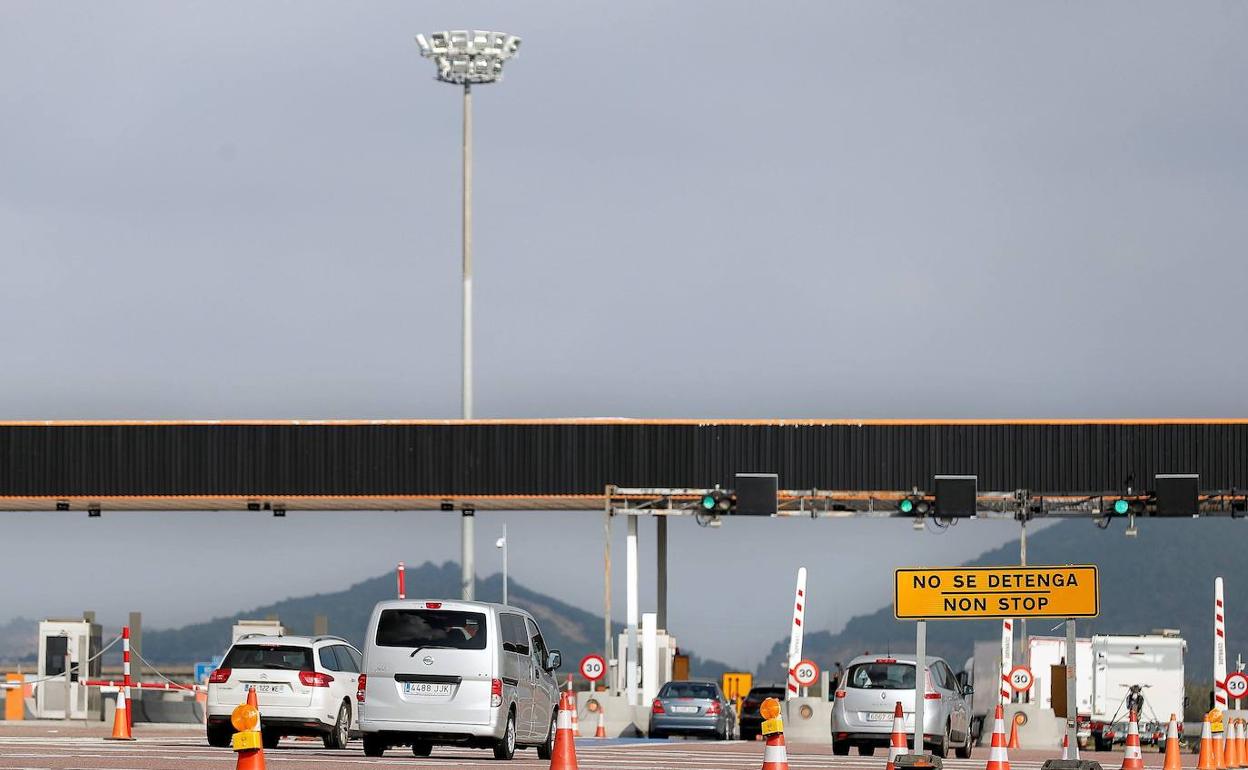 Varios vehículos cruzan, este miércoles 1 de enero, el área de la autopìsta AP-7 en Sagunto. 