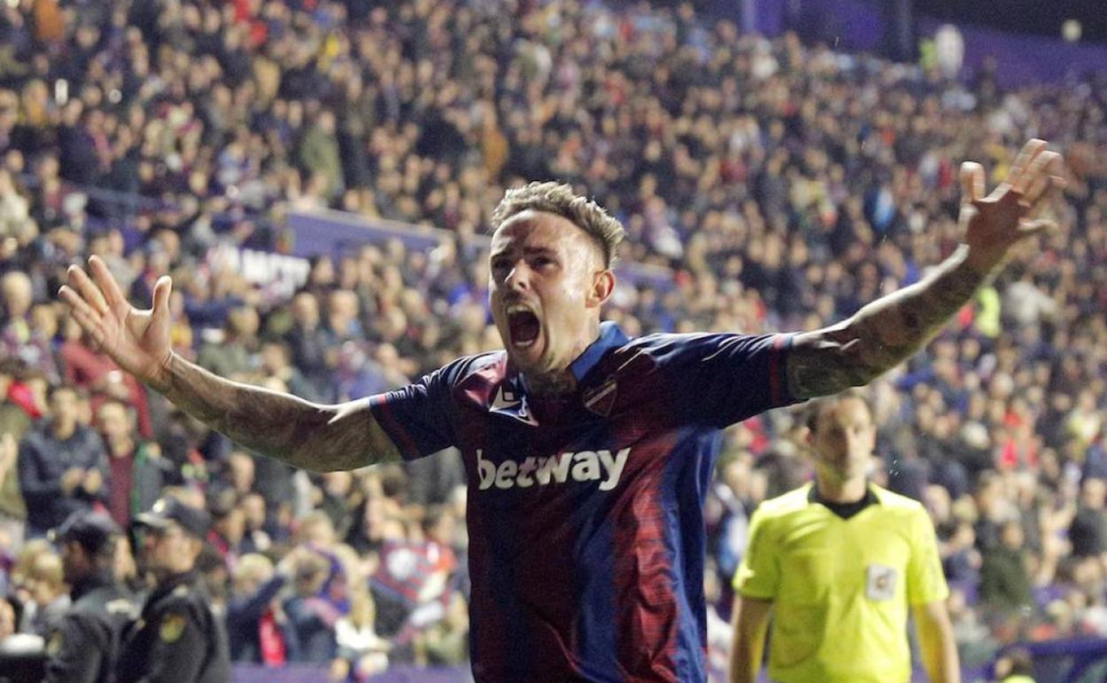 Roger Martí, celebra un gol con el Levante UD.