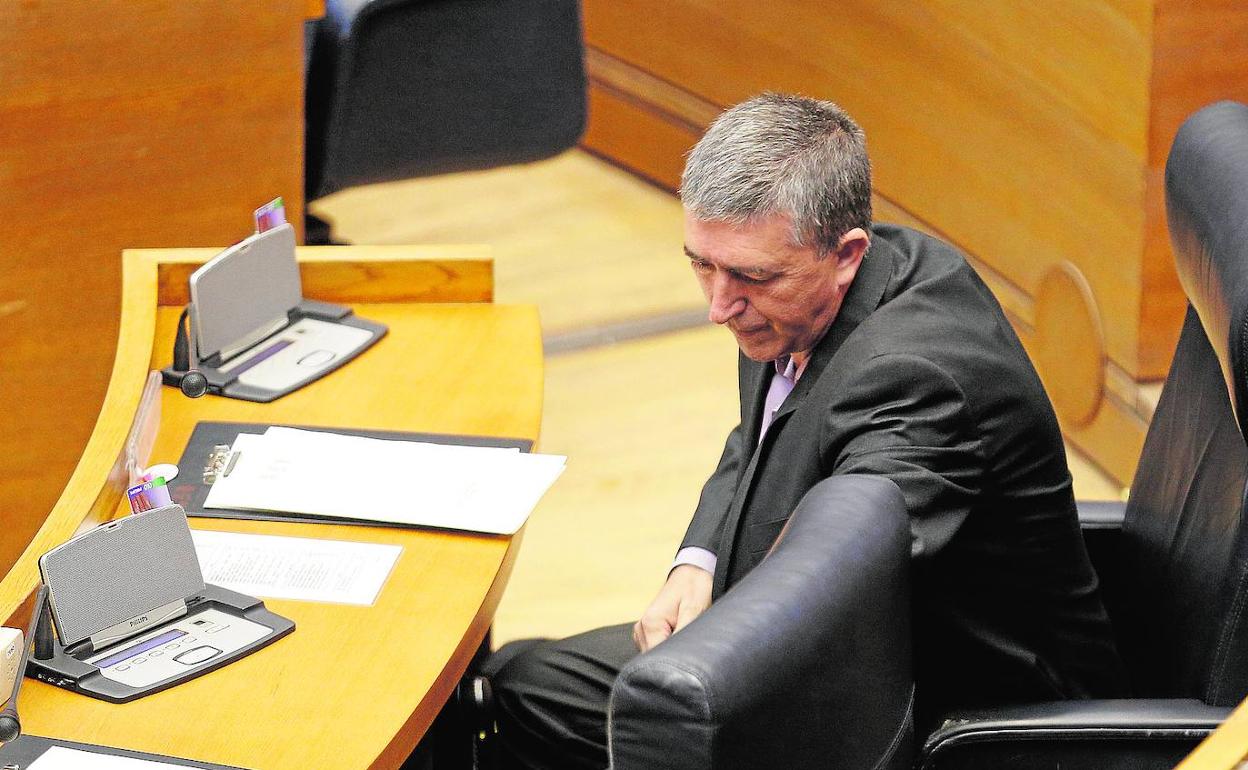 El conseller de Economía, Rafael Climent, durante un pleno de Les Corts. 