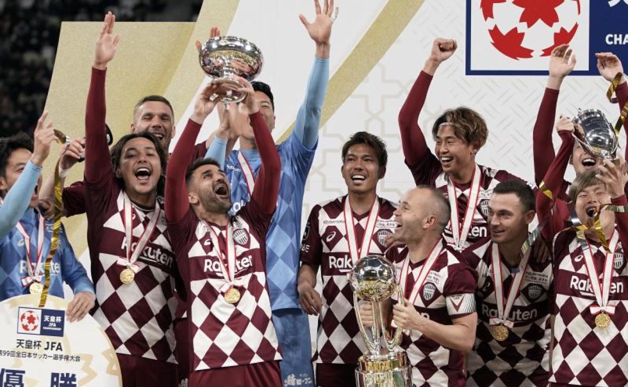 Villa e Iniesta tras alzarse con el trofeo. 