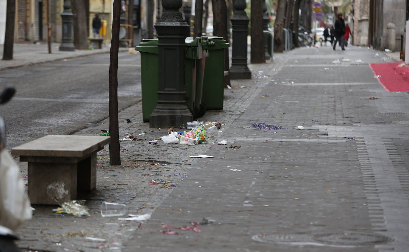 Fotos: Los servicios de limpieza retiran los restos de basura tras la Nochevieja en Valencia