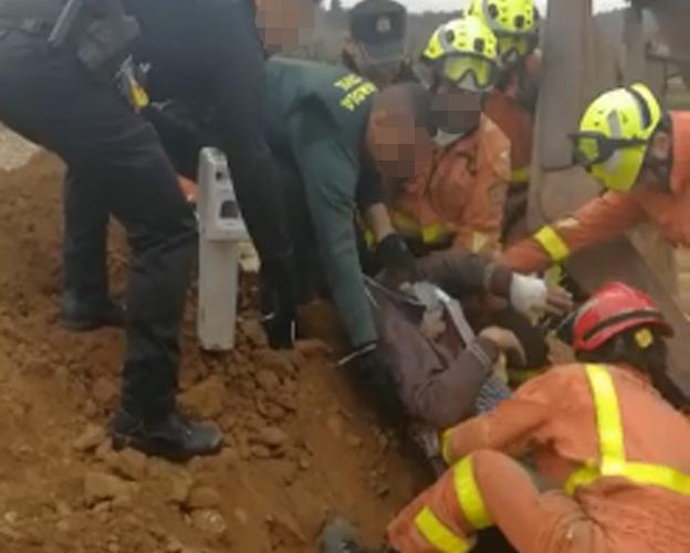 Rescate del conductor del tractor, tras caer a un agujero en Chiva.