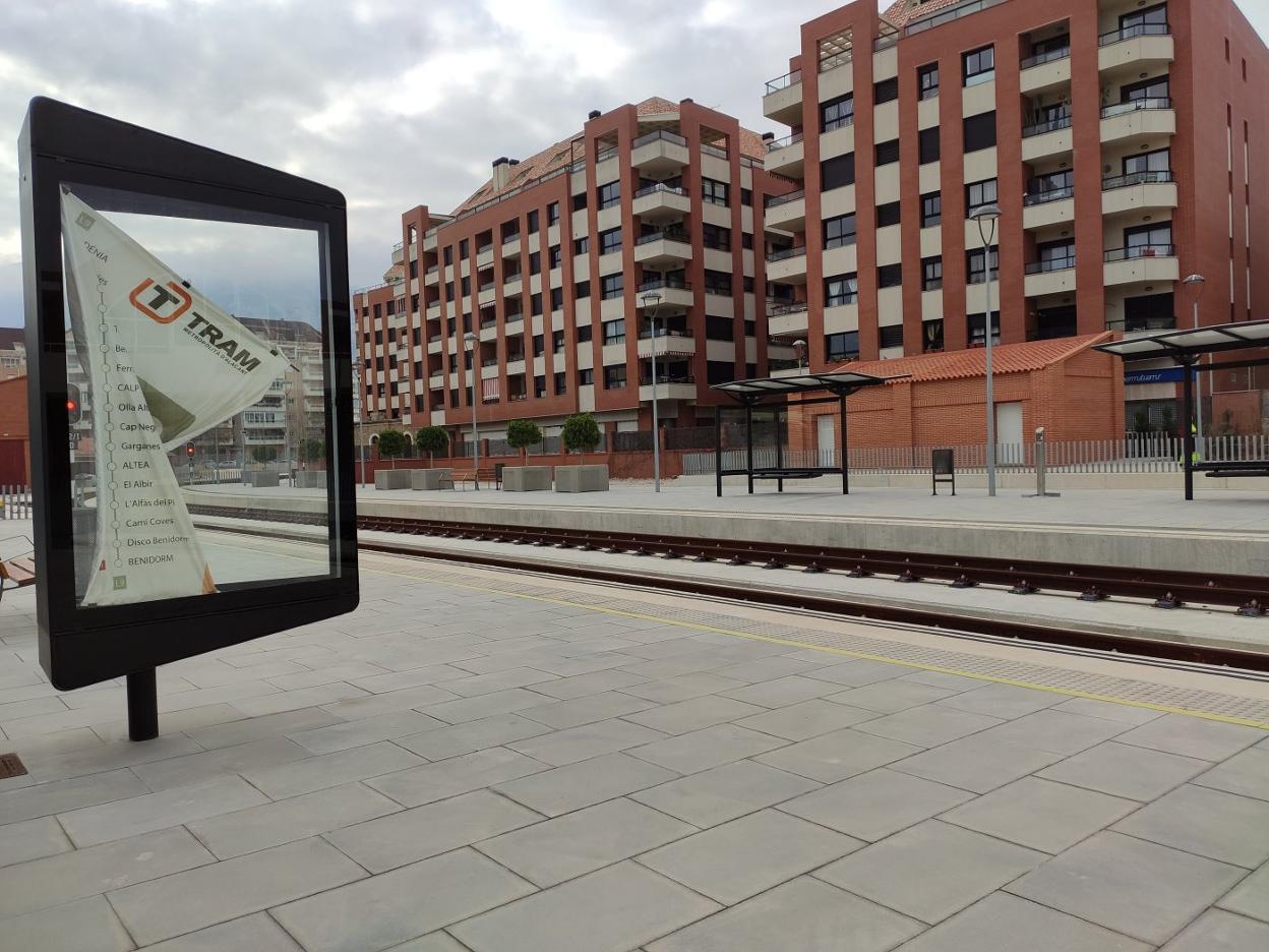 Imágen del renovado andén de la estación de Dénia, que aguarda vacío hasta la llegada del tren a la capital de la comarca. 