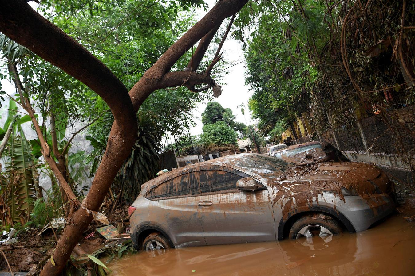 Un coche dañado por las inundaciones de Yakarta, Indonesia.