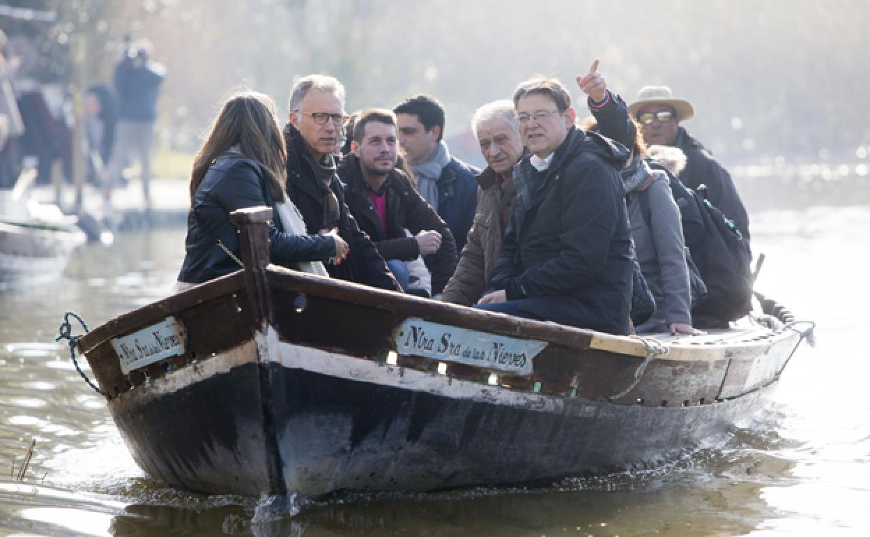 Ximo Puig en una de las barcas durante la visita de este viernes a la Albufera de Valencia.