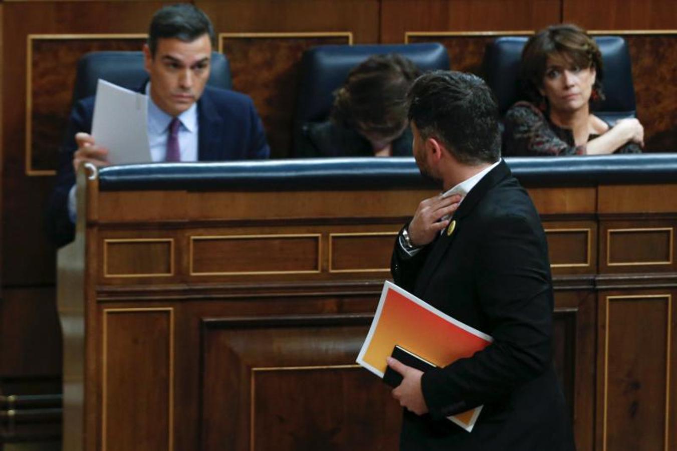 Gabriel Rufián, portavoz de Esquerra, pasa por delante de Sánchez