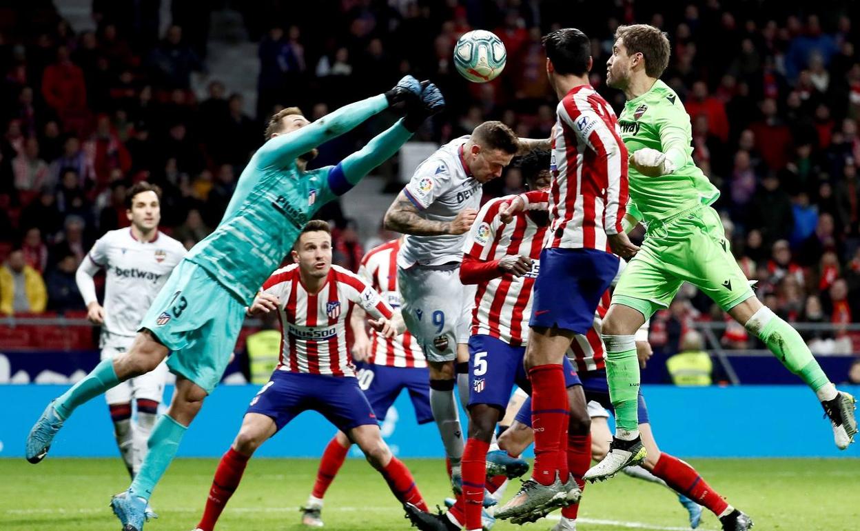 Oblak, decisivo en los minutos finales, despeja ante Aitor, que subió a rematar el último córner. 