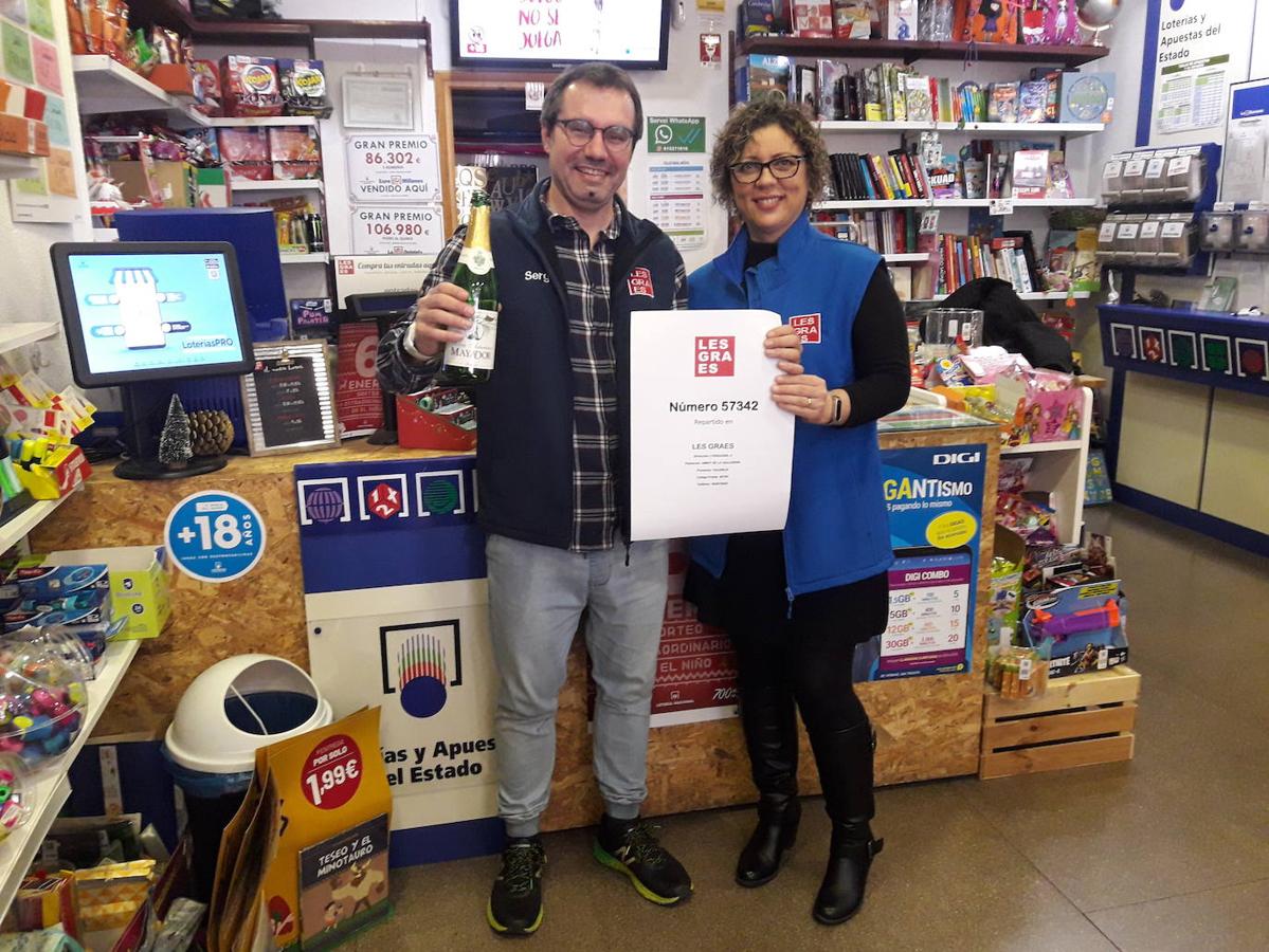 Sergi Escrihuela y Maite Solanes en la papeleria Les Graes de Simat.