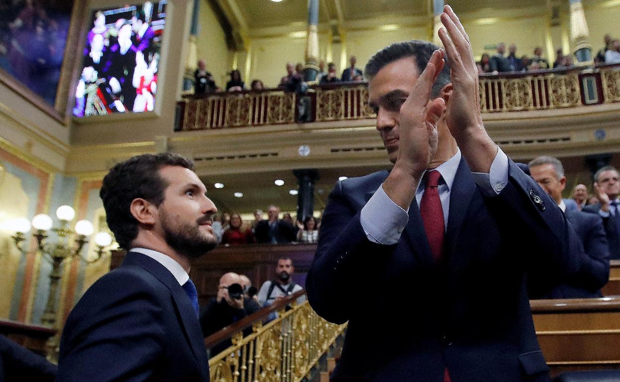 El líder del Partido Popular, Pablo Casado, felicita a Pedro Sánchez que logró este martes la confianza de la Cámara Baja para un nuevo mandato como presidente del Gobierno