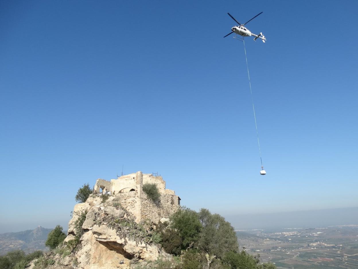 Traslado en helicóptero del material para realizar la reforma. 