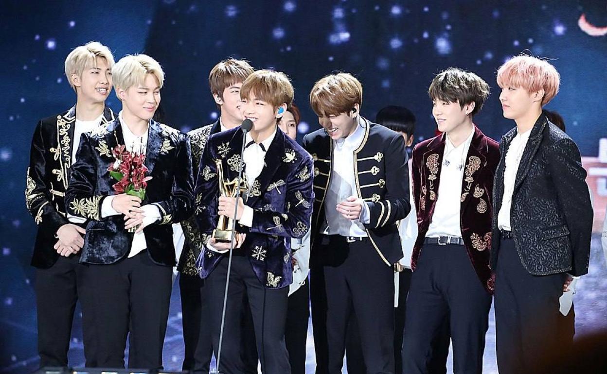 Los integrantes de BTS recogen su galardón en los Golden Disk Awards. 