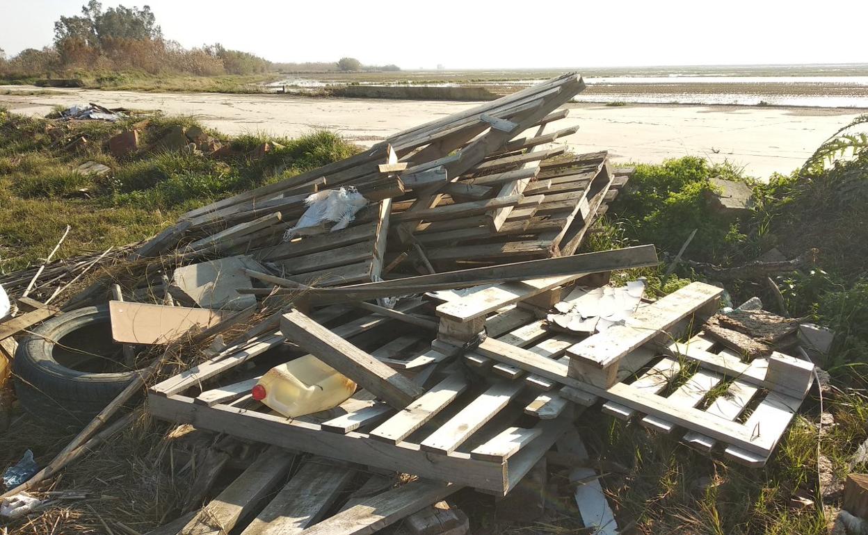 Madera y desbroces. Palés junto al acceso al puerto de Catarroja. También se pueden encontrar restos de desbroces en la zona.