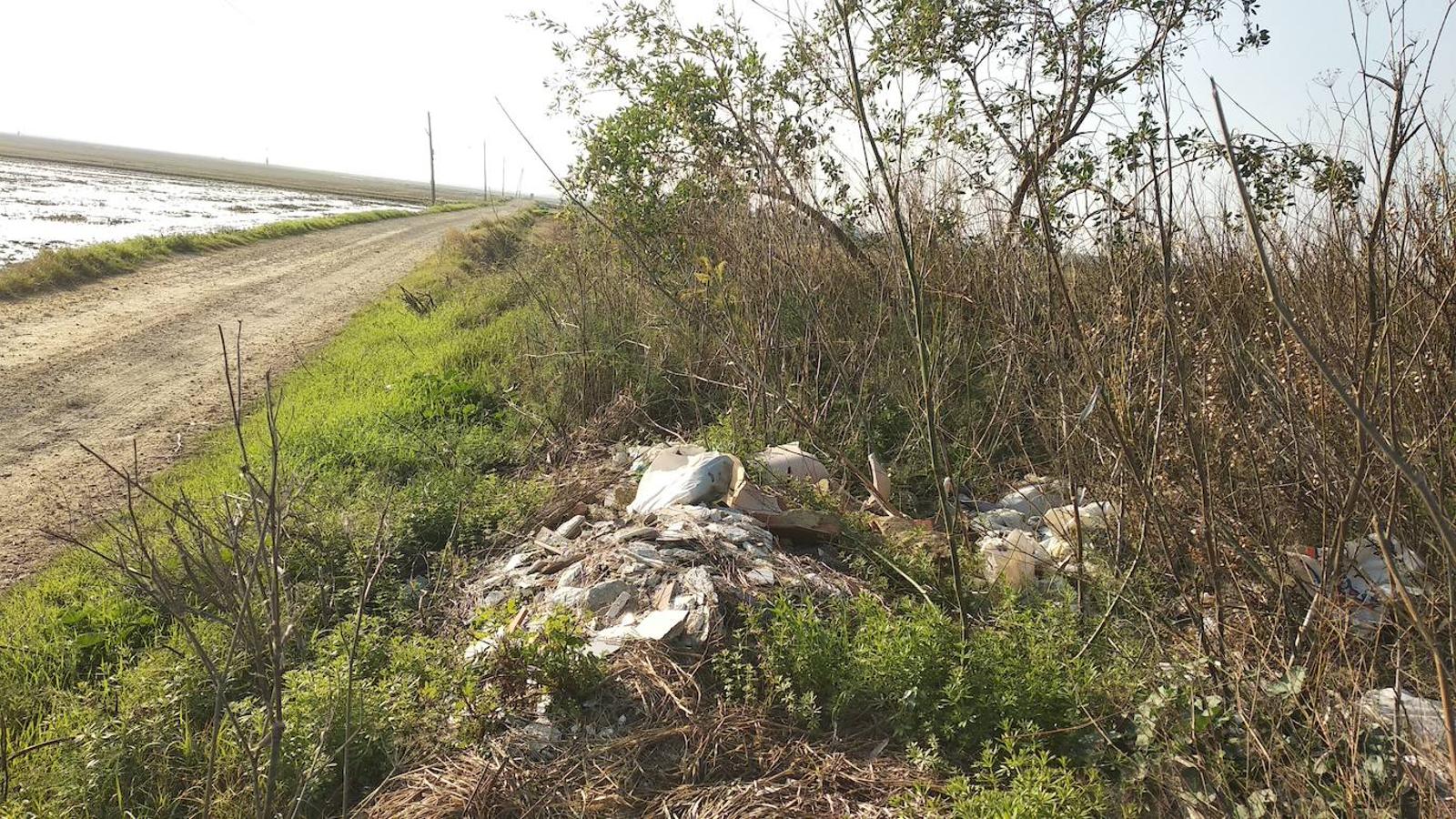 Pequeña escombrera junto al camino del Cavalló, al que se accede desde la partida del Tremolar. 