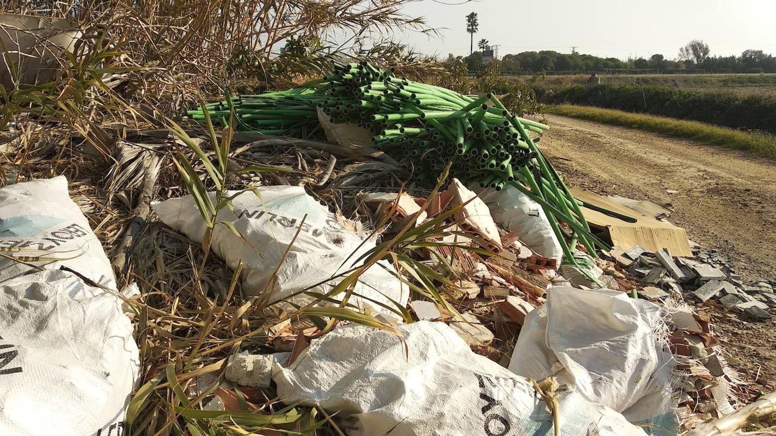 Vertido incontrolado situado junto a la CV-500, en el término municipal de Pinedo. Fue limpiado hace unos días por los servicios municipales. 