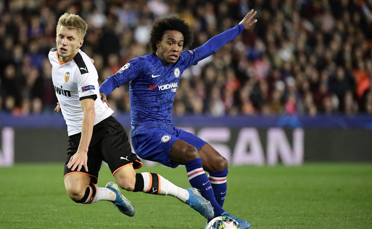 Wass y Willian, durante el encuentro de Champions entre el Valencia y el Chelsea