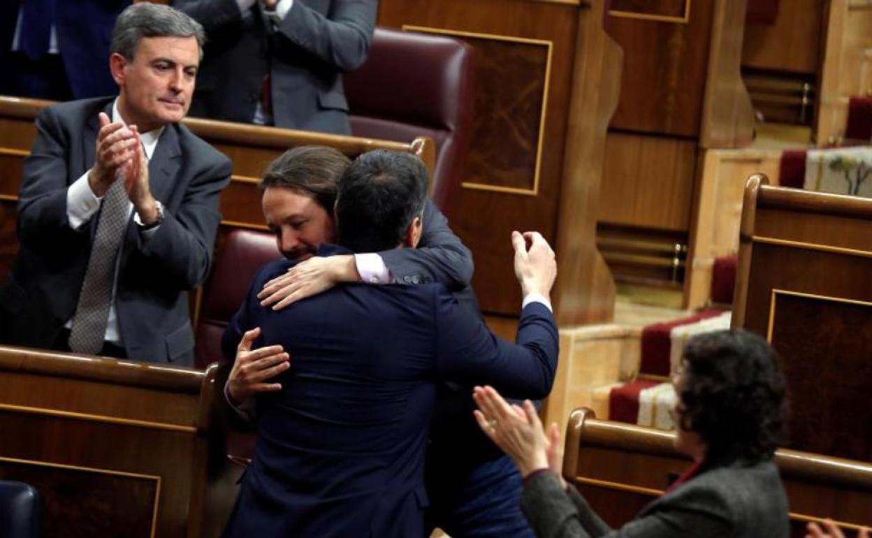 Sánchez e Iglesias se abrazan durante el debate.