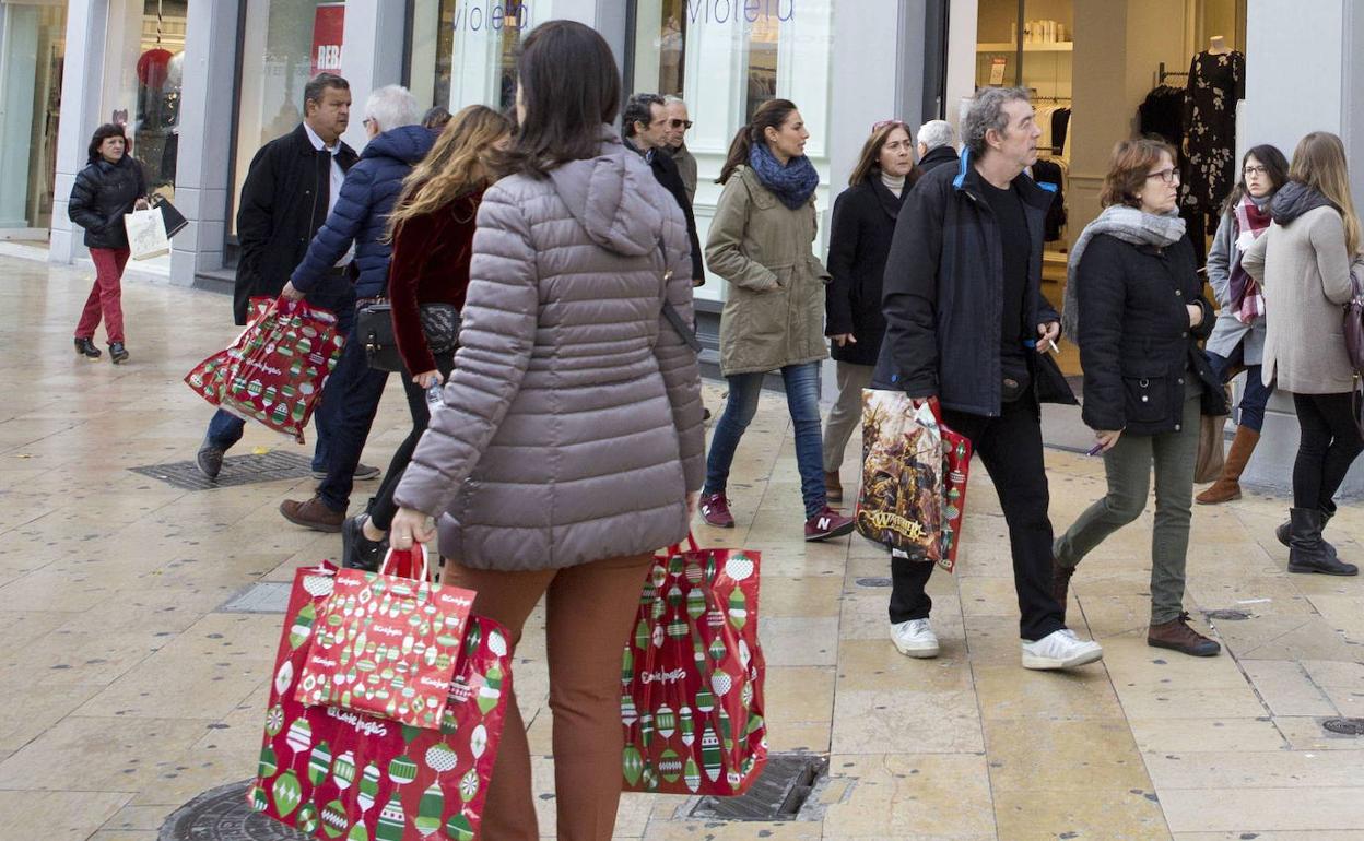 Compras de Navidad en una imagen de archivo.