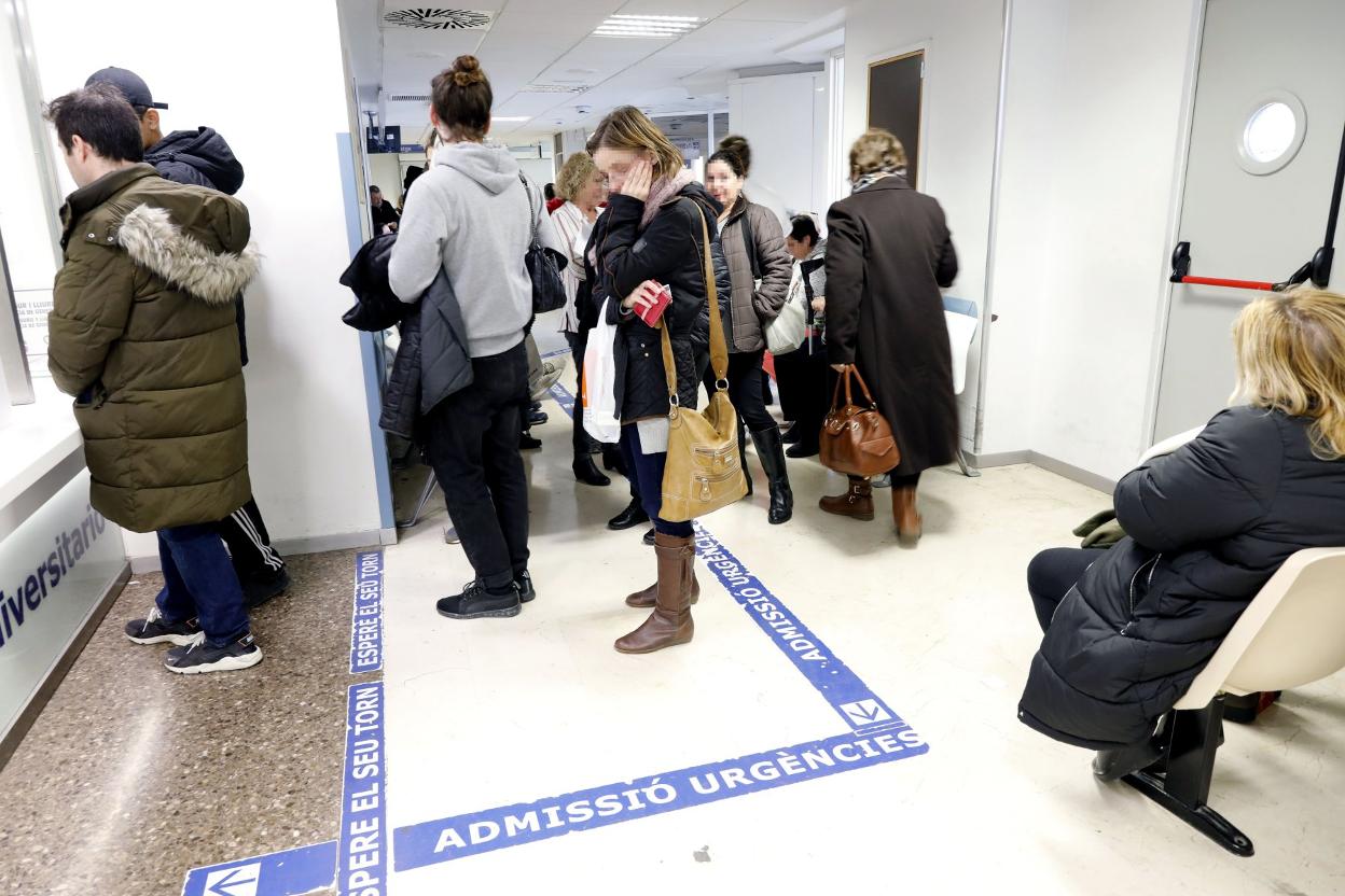 Pacientes a la espera de atención sanitaria. 