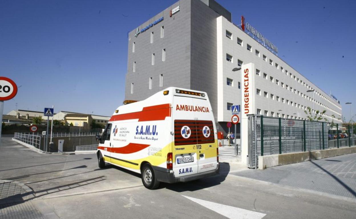 Ambulancia accediendo al Hospital de Manises.