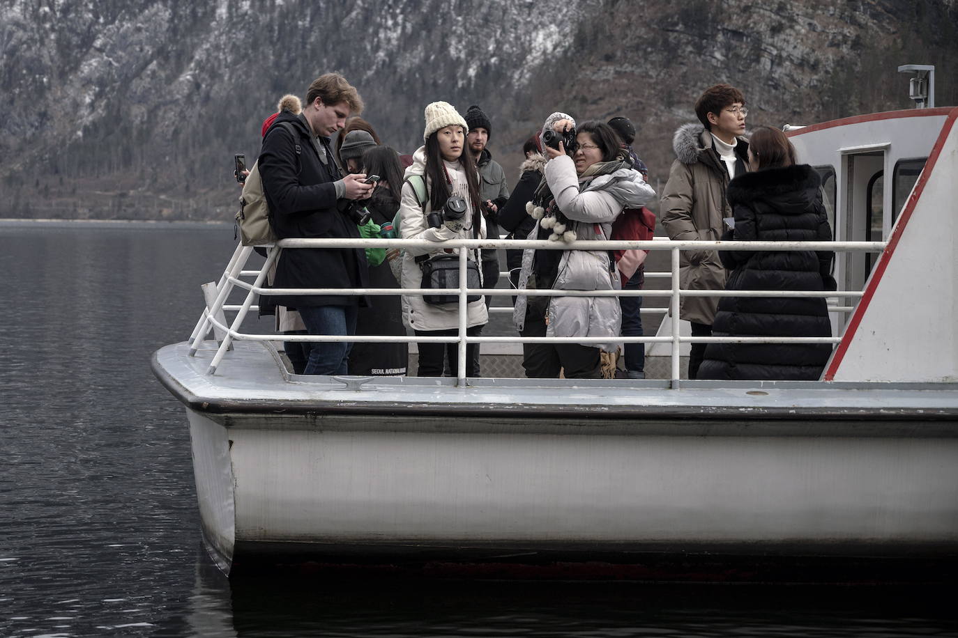 Hallstatt era hace diez años una villa idílica al borde de un lago de ensueño y aún lo sigue siendo, pero de otra manera. Lo que entonces le faltaba al pequeño pueblo austriaco, ahora le sobra. Tiene gente para dar y regalar, la hay por todas partes, tanta que hasta los visitantes se cuelan sin permiso en las casas en busca de un baño que no esté ocupado. En el pueblo residen 778 vecinos pero no lo parece porque apenas se les ve. Su presencia se diluye ante las riadas de personas que transitan por las calles en busca de un lugar vacío donde sacarse una foto mientras decenas de drones sobrevuelan los tejados para obtener imágenes impactantes. Hay turistas que llegan a la localidad convencidos de que se encuentran en un parque temático donde todo es de cartón piedra y todo está a la venta. Otros creen que están recorriendo el auténtico Arendelle, el reino de la película 'Frozen'. Hallstatt es un pueblo de moda, hasta ha sido calificado como «el más 'instagrameable' del mundo», y eso está siendo su ruina.