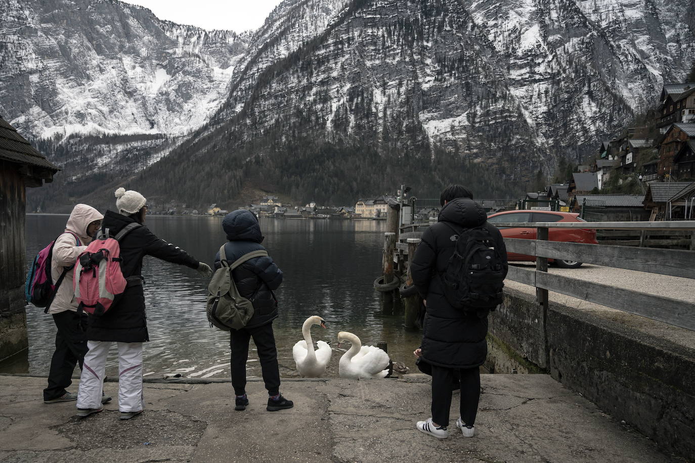 Hallstatt era hace diez años una villa idílica al borde de un lago de ensueño y aún lo sigue siendo, pero de otra manera. Lo que entonces le faltaba al pequeño pueblo austriaco, ahora le sobra. Tiene gente para dar y regalar, la hay por todas partes, tanta que hasta los visitantes se cuelan sin permiso en las casas en busca de un baño que no esté ocupado. En el pueblo residen 778 vecinos pero no lo parece porque apenas se les ve. Su presencia se diluye ante las riadas de personas que transitan por las calles en busca de un lugar vacío donde sacarse una foto mientras decenas de drones sobrevuelan los tejados para obtener imágenes impactantes. Hay turistas que llegan a la localidad convencidos de que se encuentran en un parque temático donde todo es de cartón piedra y todo está a la venta. Otros creen que están recorriendo el auténtico Arendelle, el reino de la película 'Frozen'. Hallstatt es un pueblo de moda, hasta ha sido calificado como «el más 'instagrameable' del mundo», y eso está siendo su ruina.