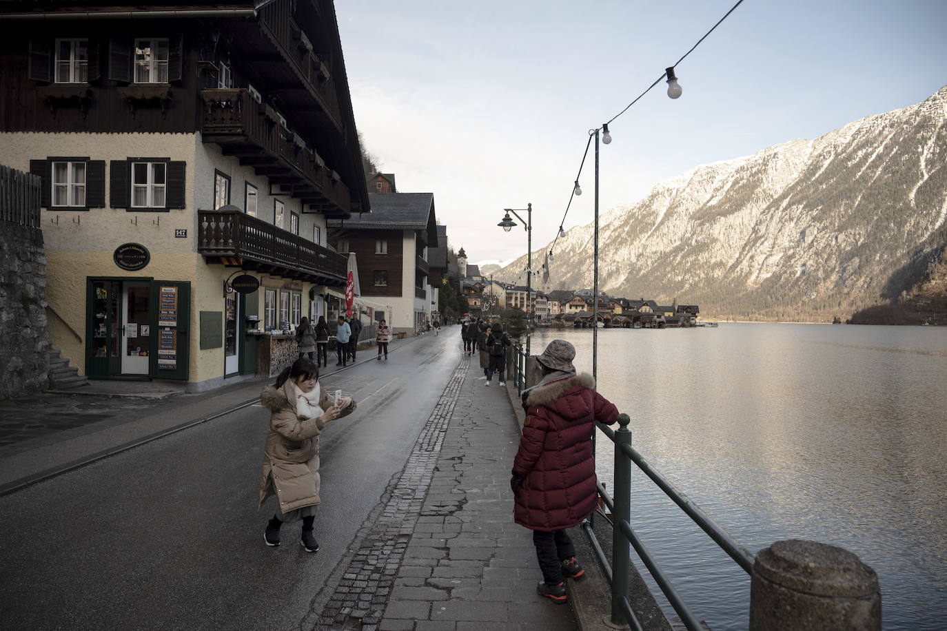Hallstatt era hace diez años una villa idílica al borde de un lago de ensueño y aún lo sigue siendo, pero de otra manera. Lo que entonces le faltaba al pequeño pueblo austriaco, ahora le sobra. Tiene gente para dar y regalar, la hay por todas partes, tanta que hasta los visitantes se cuelan sin permiso en las casas en busca de un baño que no esté ocupado. En el pueblo residen 778 vecinos pero no lo parece porque apenas se les ve. Su presencia se diluye ante las riadas de personas que transitan por las calles en busca de un lugar vacío donde sacarse una foto mientras decenas de drones sobrevuelan los tejados para obtener imágenes impactantes. Hay turistas que llegan a la localidad convencidos de que se encuentran en un parque temático donde todo es de cartón piedra y todo está a la venta. Otros creen que están recorriendo el auténtico Arendelle, el reino de la película 'Frozen'. Hallstatt es un pueblo de moda, hasta ha sido calificado como «el más 'instagrameable' del mundo», y eso está siendo su ruina.