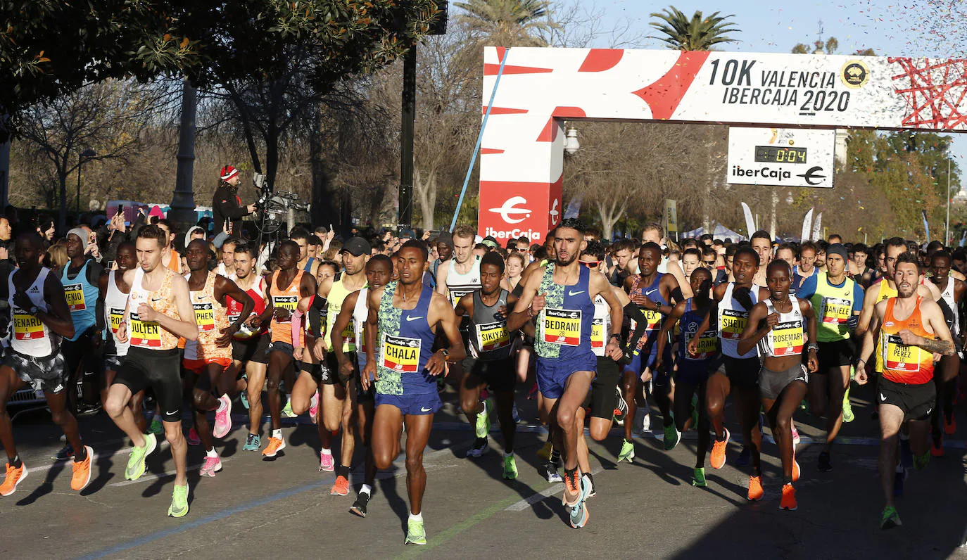 Rhonex Kipruto ha batido el récord del mundo en la 10K de Valencia,, carrera en la que también se ha superado el récord de Europa y el récord del circuito en categoría femenina.