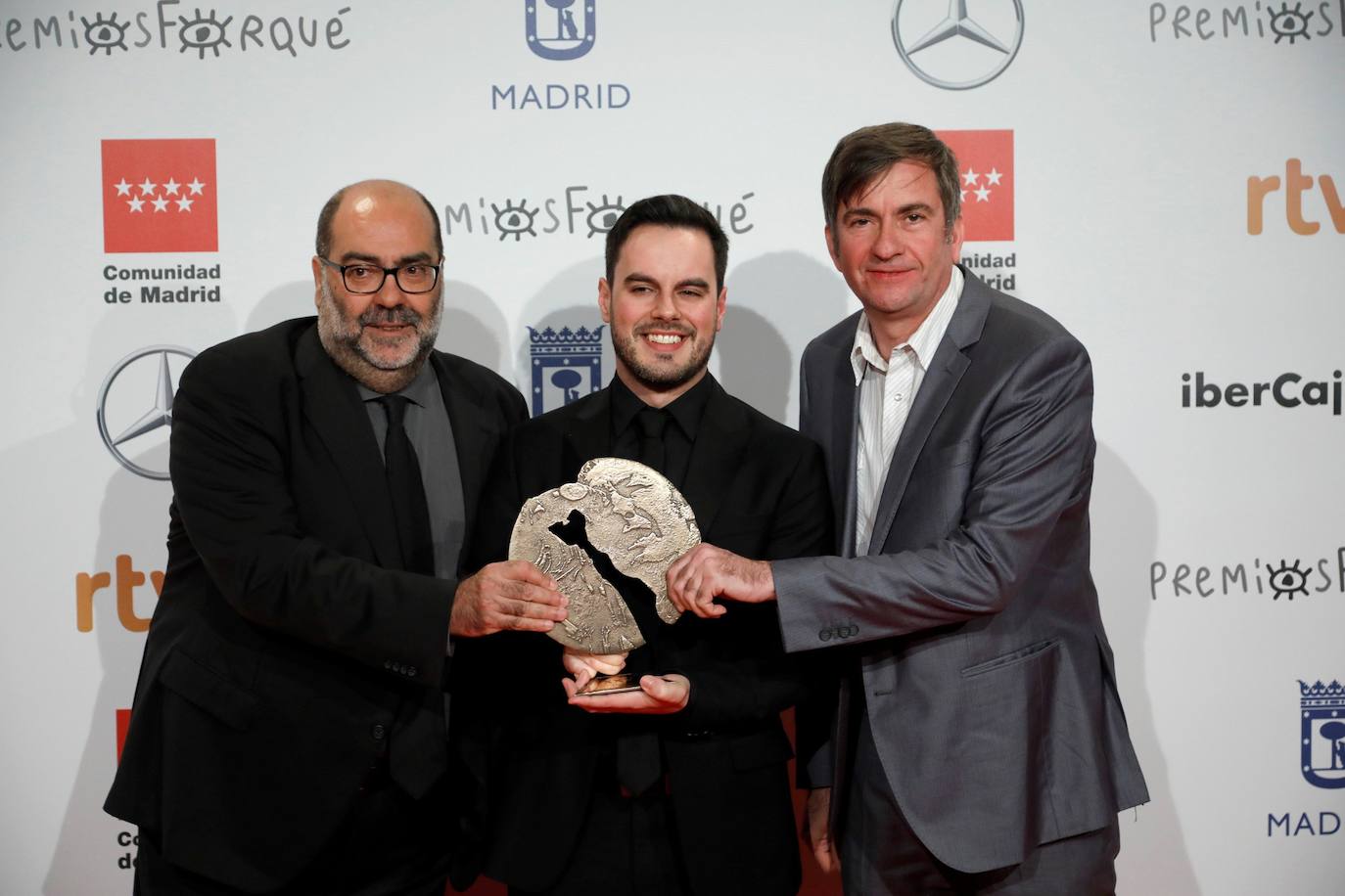 El director Pablo Barce (c) posa con el Premio Forqué al mejor Cortometraje Cinematográfico