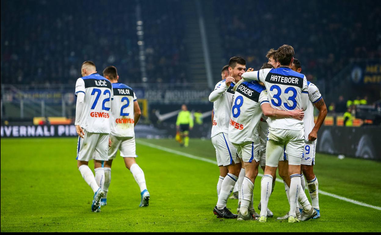 Los jugadores del Atalanta celebran el gol al Inter