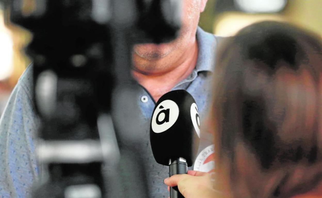 Una periodista de À Punt, durante una entrevista.