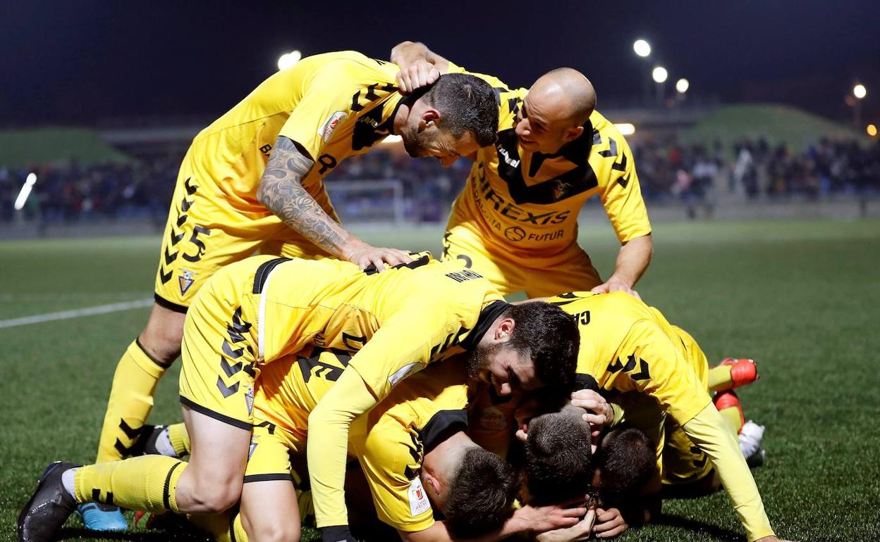 Los jugadores del Badalona celebran el segundo gol del partido. 