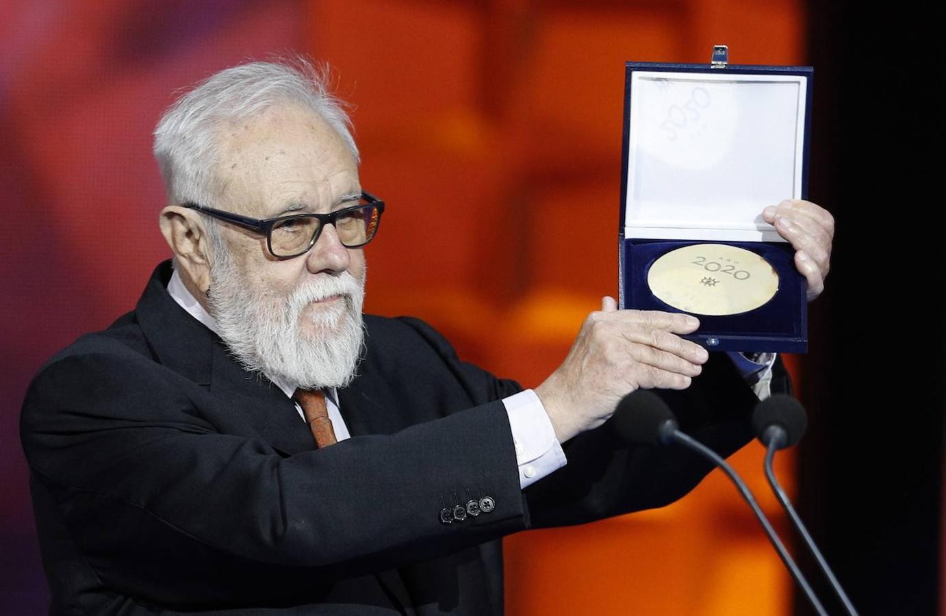 El escritor, director, guionista y productor de cine Gonzalo Suárez posa con la Medalla de Oro, que reconoce toda una trayectoria cinematográfica.