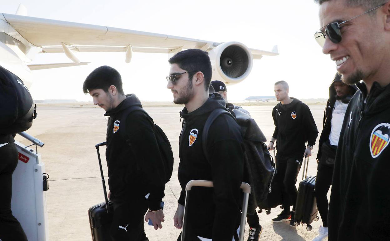 Guedes, entre Soler y Paulista a punto de tomar el avión en dirección a Arabia Saudí