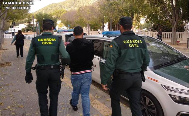 Detienen en Calp a un hombre por una requisitoria judicial relacionada con el mismo delito que pretendía cometer