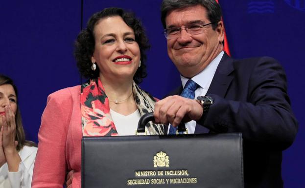 El nuevo ministro de Seguridad Social, José Luis Escrivá, recibe la cartera de manos de la ministra saliente, Magdalena Valerio. 