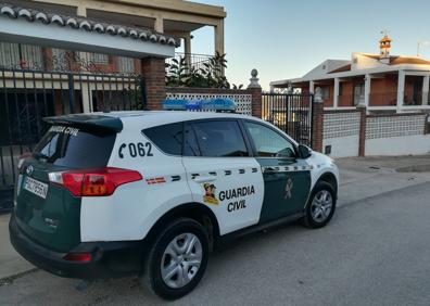 Imagen secundaria 1 - Una patrulla de Llombai (izq.) y un guardia inspecciona una de las casas asaltadas. 