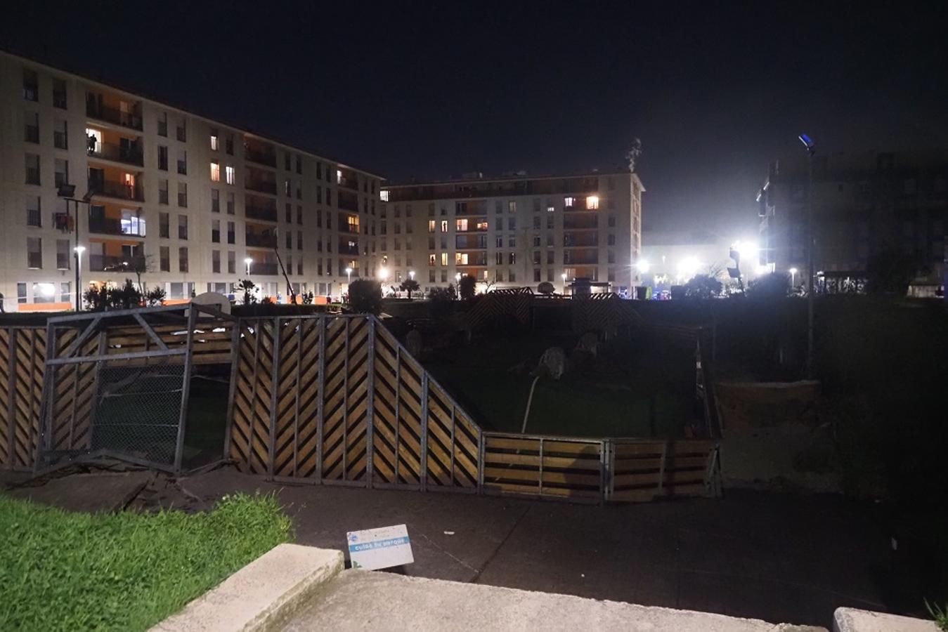 Así ha quedado el parque infantil que se encuentra sobre el parking tras el derrumbe.