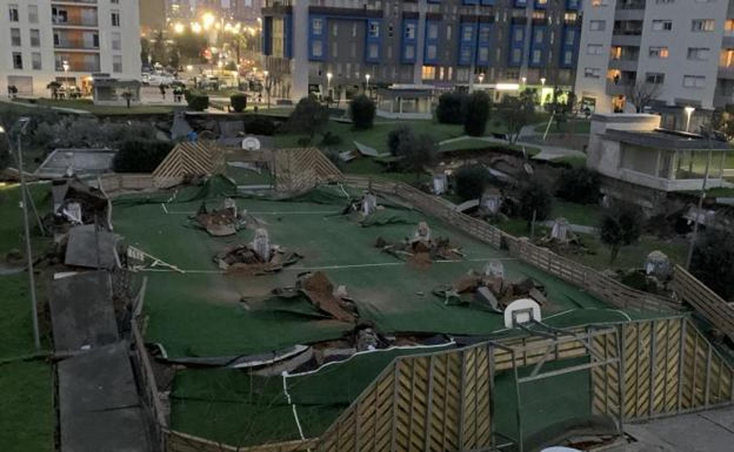 Así ha quedado el parque infantil que se encuentra sobre el parking tras el derrumbe.