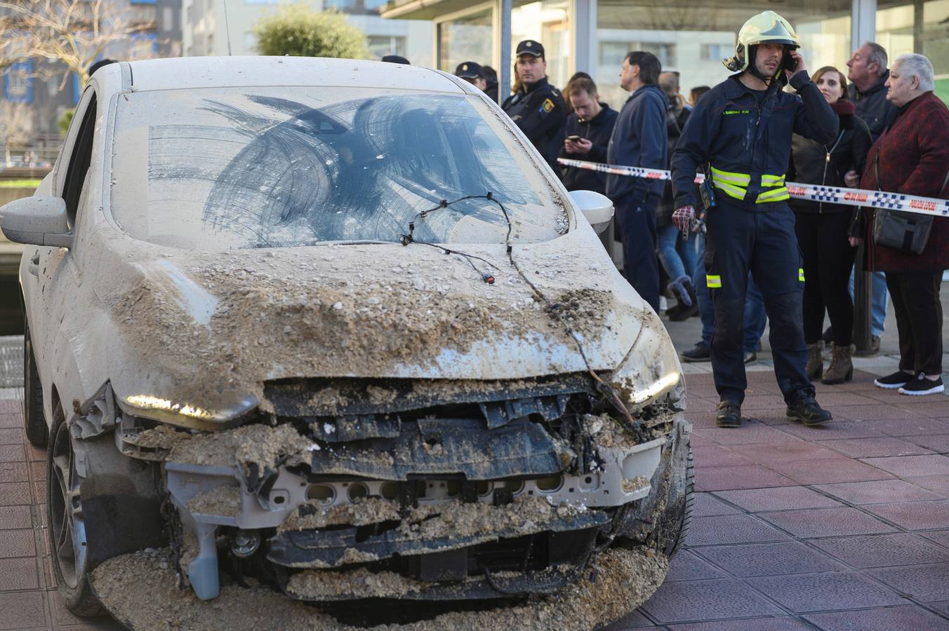 Fotos: Un parque infantil y deportvo se hunde sobre un &#039;parking&#039; en Santander