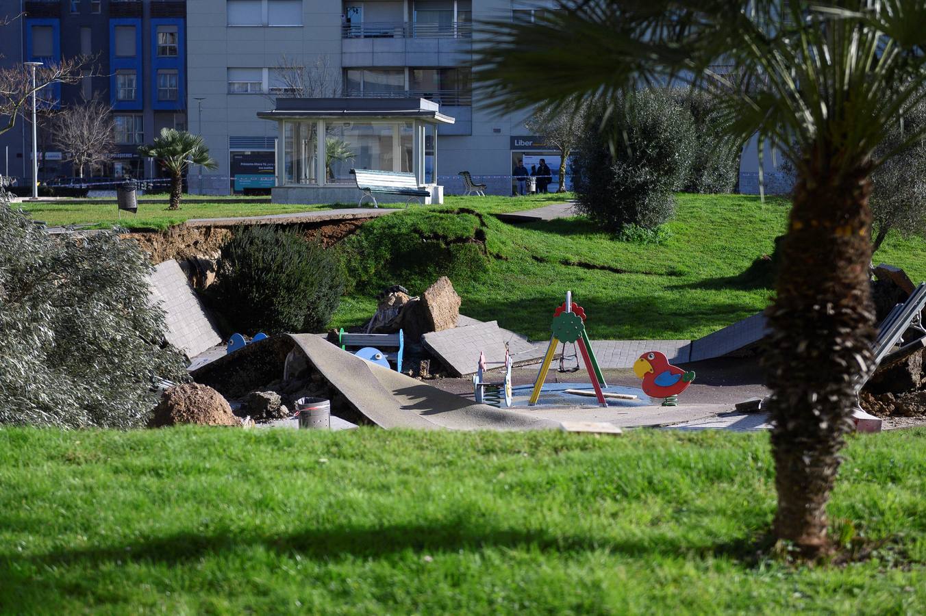 Fotos: Un parque infantil y deportvo se hunde sobre un &#039;parking&#039; en Santander