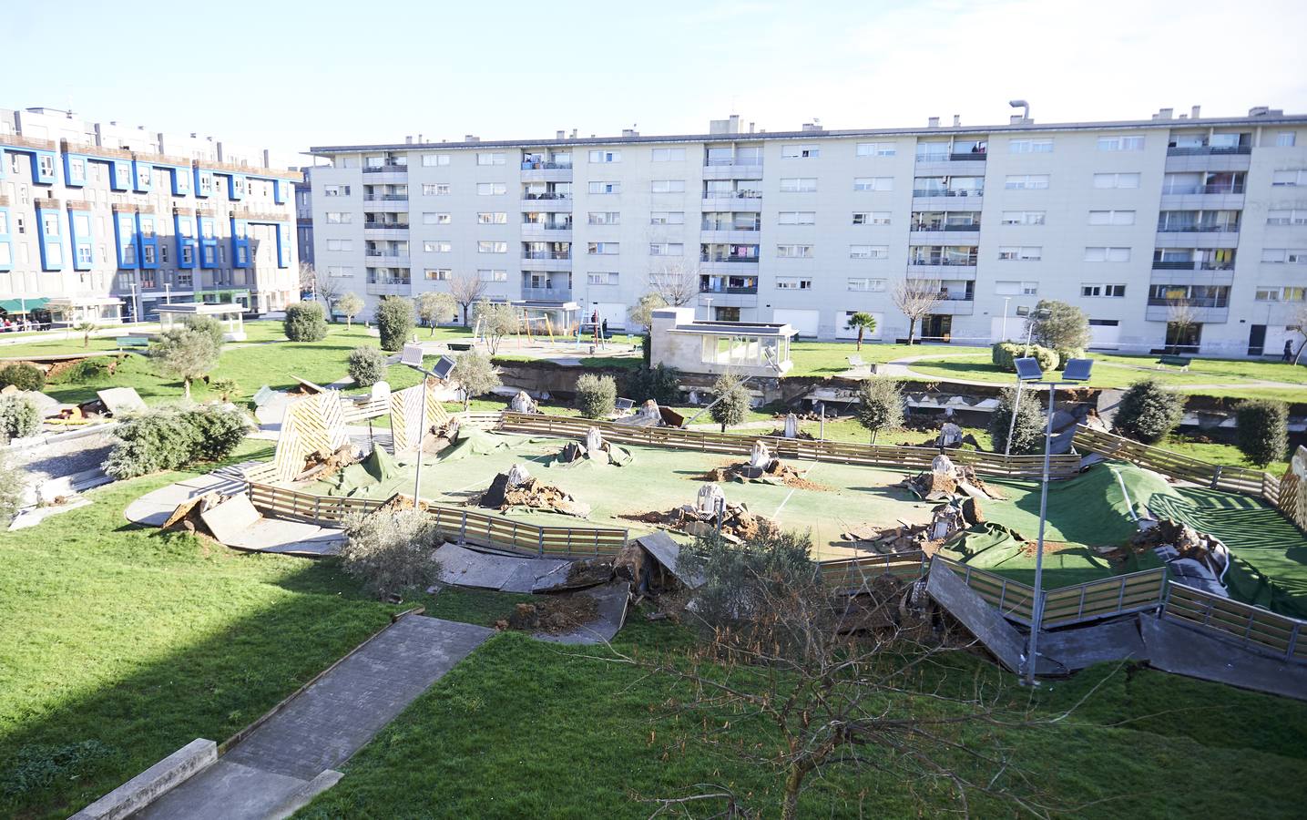 Fotos: Un parque infantil y deportvo se hunde sobre un &#039;parking&#039; en Santander