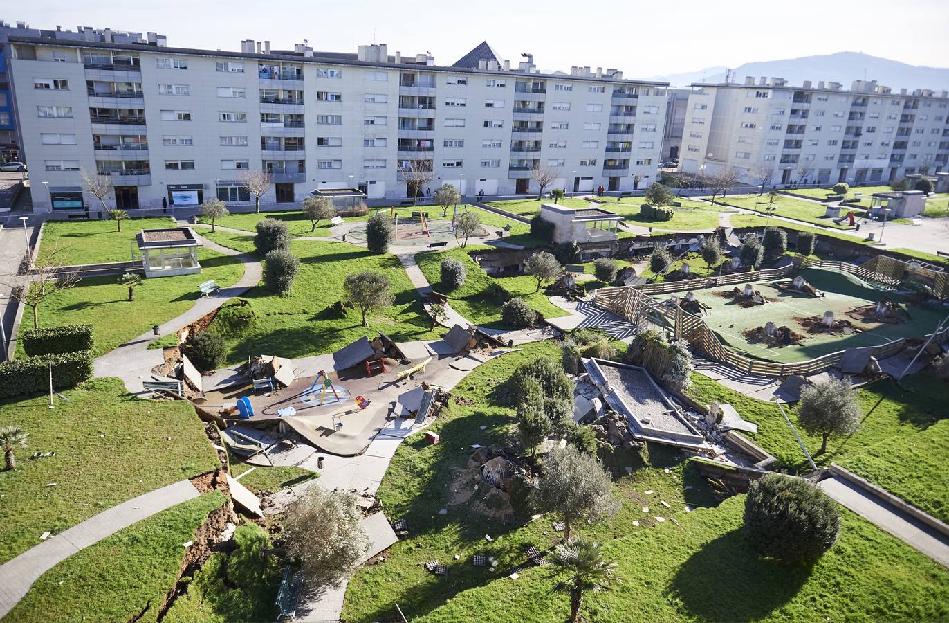 Fotos: Un parque infantil y deportvo se hunde sobre un &#039;parking&#039; en Santander