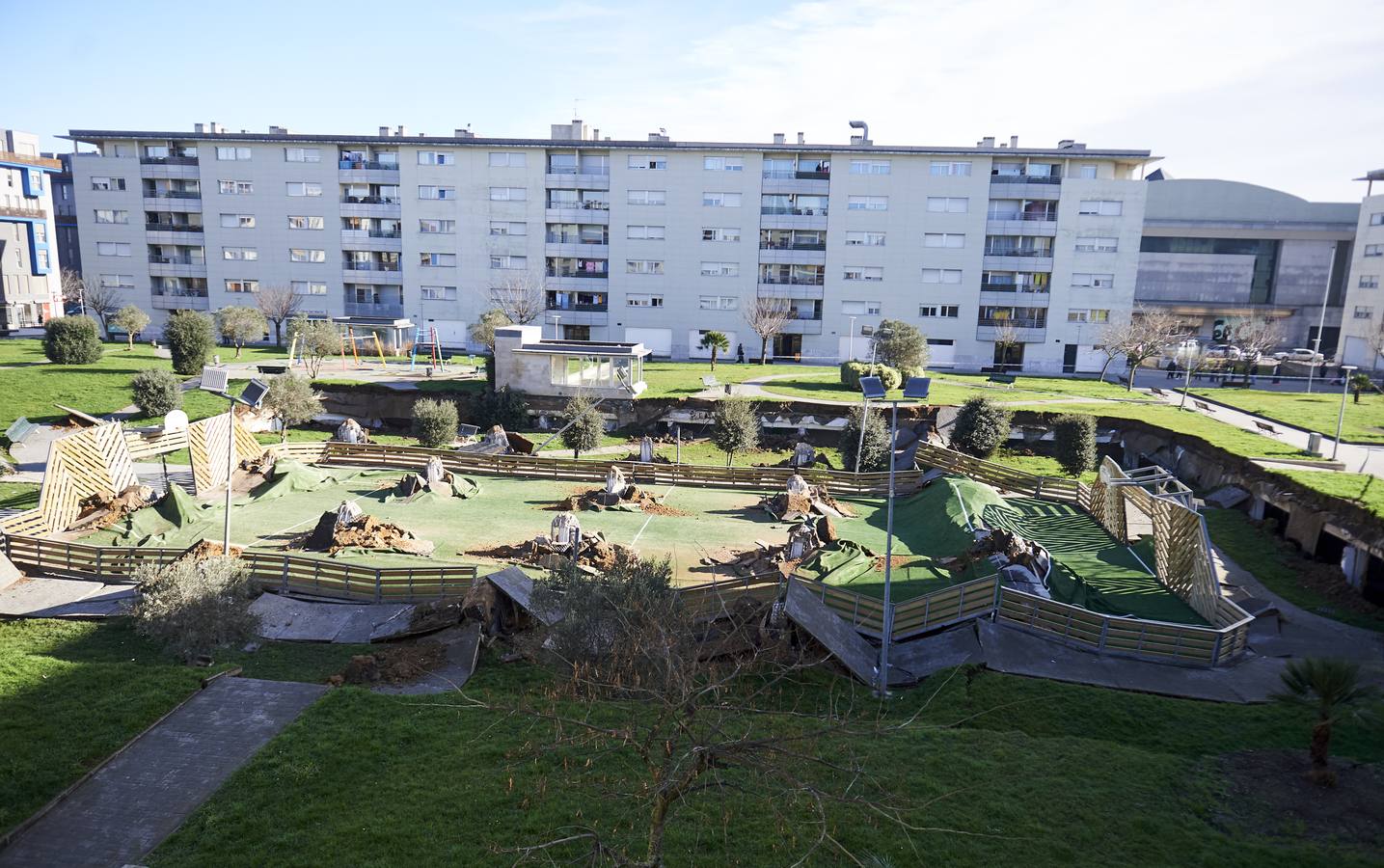 Fotos: Un parque infantil y deportvo se hunde sobre un &#039;parking&#039; en Santander