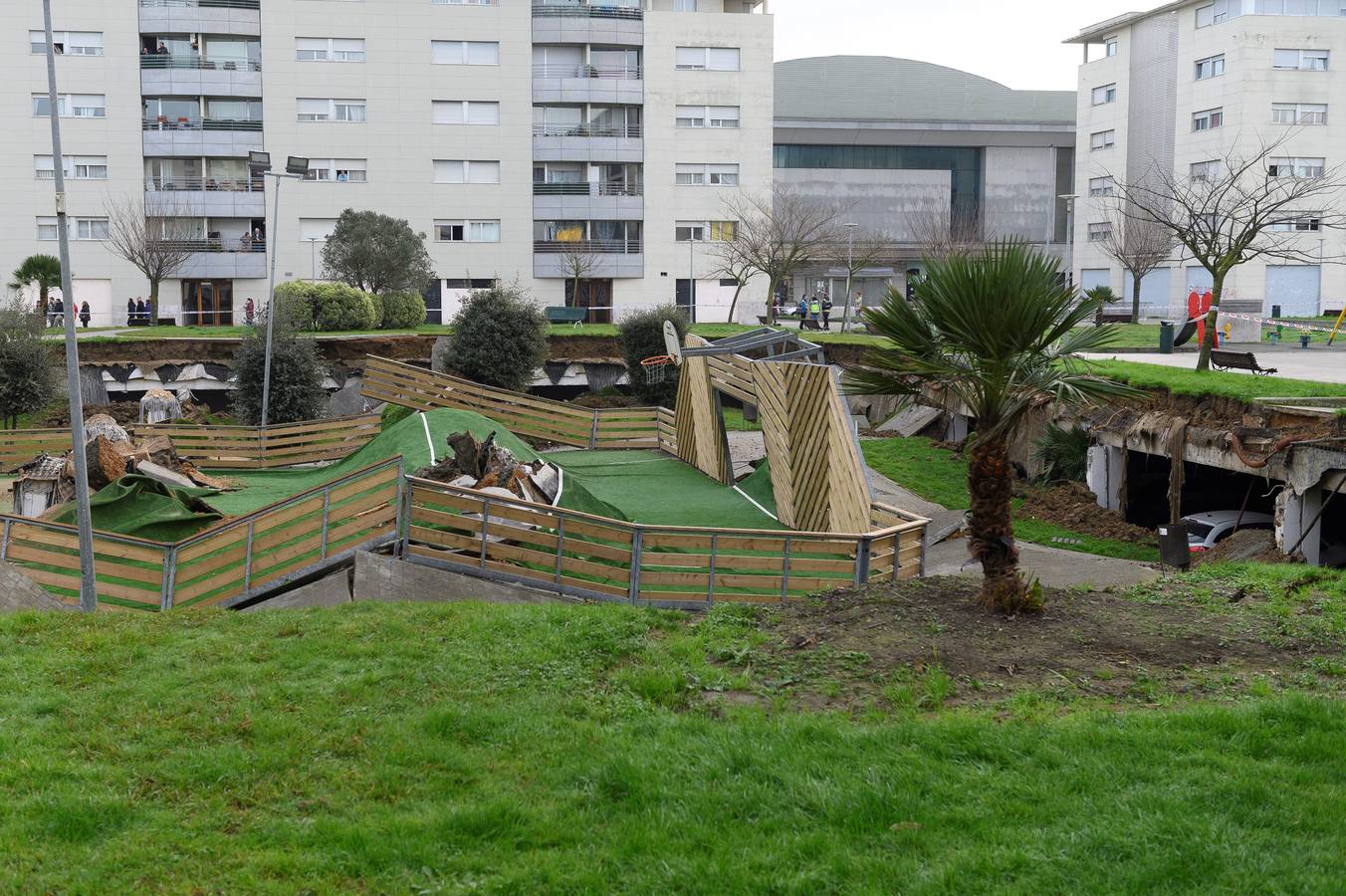 Fotos: Un parque infantil y deportvo se hunde sobre un &#039;parking&#039; en Santander