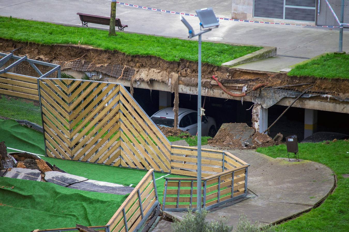 Fotos: Un parque infantil y deportvo se hunde sobre un &#039;parking&#039; en Santander